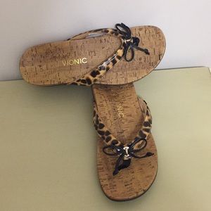Vionic Leopard Print Flip Flops Sandals Size 9M